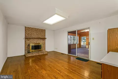 Living - 113 E Wilkerdean, Newark, DE 19711 photo 3 of 3