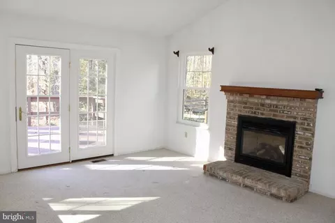 Living - 13 Split Rail Ln, Newark, DE 19702 photo 2 of 6