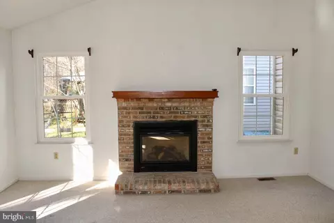 Living - 13 Split Rail Ln, Newark, DE 19702 photo 3 of 6