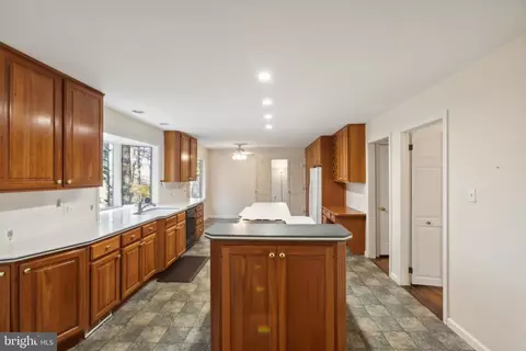 Kitchen - 2 Blue Jay Dr, Newark, DE 19713 photo 4 of 4