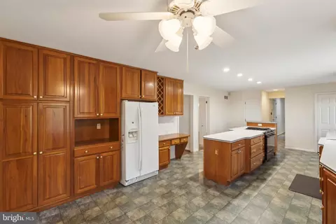 Kitchen - 2 Blue Jay Dr, Newark, DE 19713 photo 3 of 4