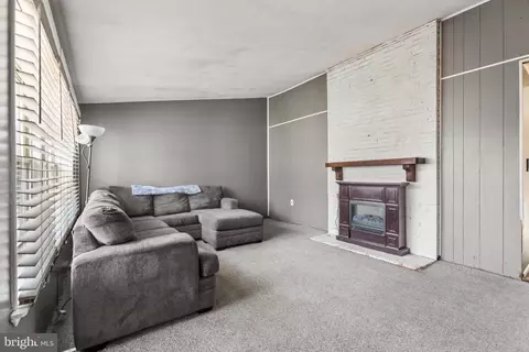 Living - 1131 Porter Rd, Bear, DE 19701 photo 2 of 5