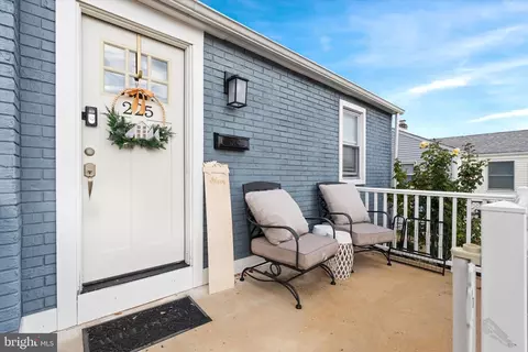 225 Hillview Ave, New Castle, DE 19720