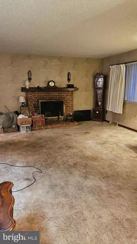 Living - 123 Kingston Dr, Bear, DE 19701 photo 2 of 2