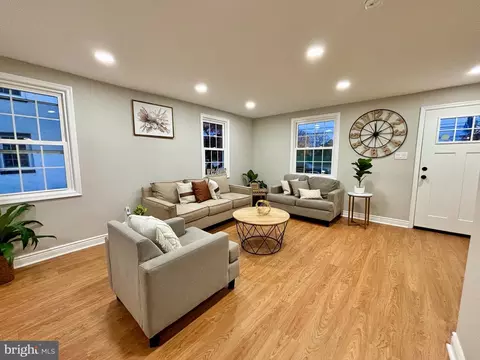 Living - 152 Killoran Dr, New Castle, DE 19720 photo 2 of 4