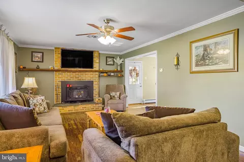 Living - 354 Chestnut Ln, Townsend, DE 19734 photo 2 of 2