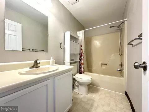Bath - 618 Candlestick Ln, Newark, DE 19702 photo 2 of 2