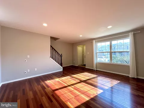 Living - 618 Candlestick Ln, Newark, DE 19702 photo 2 of 5