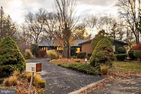 110 E Sutton Pl, Wilmington, DE 19810