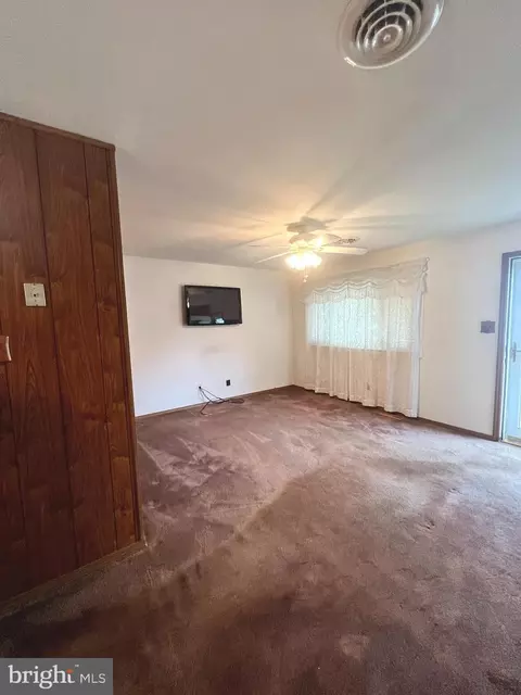 Living - 125 Garrett Rd, Newark, DE 19713 photo 1 of 2