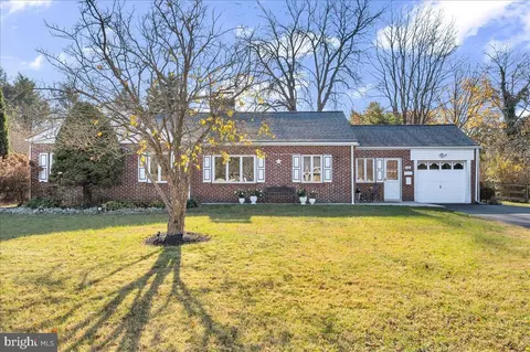 210 Rolling Green Ave, New Castle, DE 19720