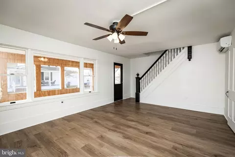 Living - 565 Walnut St, Townsend, DE 19734 photo 1 of 4