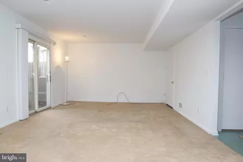 Living - 402 Kemper Dr, Newark, DE 19702 photo 1 of 2