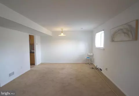 Living - 402 Kemper Dr, Newark, DE 19702 photo 2 of 2