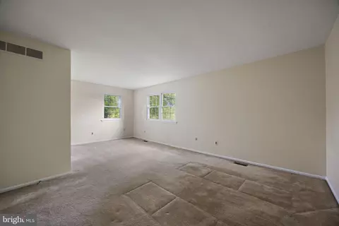 Living - 7 Martine Ct, Newark, DE 19711 photo 4 of 6