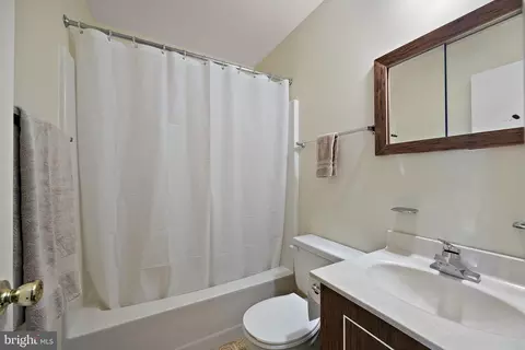 Bath - 7 Martine Ct, Newark, DE 19711 photo 3 of 3