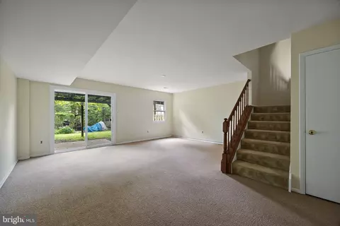 Living - 7 Martine Ct, Newark, DE 19711 photo 5 of 6