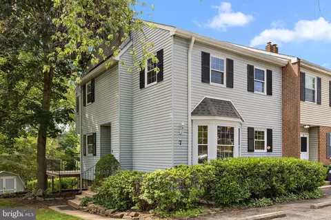7 Martine Ct, Newark, DE 19711