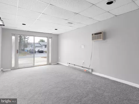 Living - 100 Anglin Dr, Newark, DE 19713 photo 2 of 4