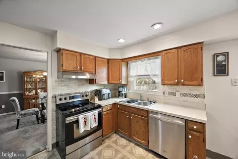 Kitchen - 131 Aspen Dr, Newark, DE 19702 photo 2 of 4
