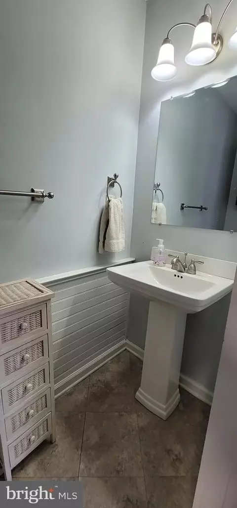 Bath - 63 Danvers Cir, Newark, DE 19702 photo 1 of 3