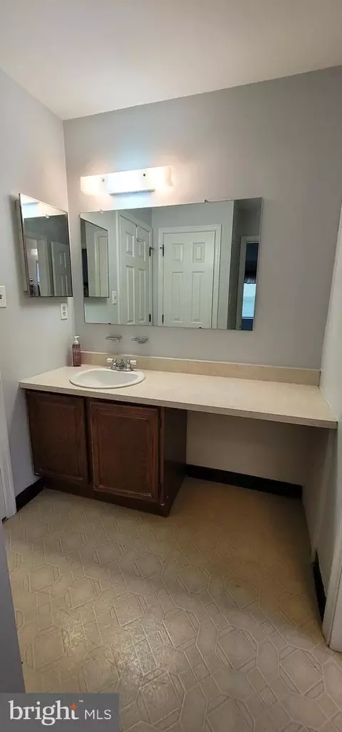 Bath - 63 Danvers Cir, Newark, DE 19702 photo 2 of 3