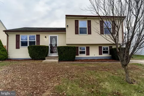 47 Old Fence Ln, Newark, DE 19702
