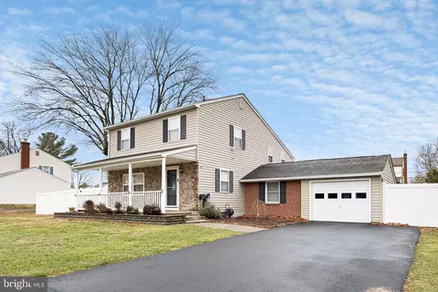 4 Fols Crescent Ave, New Castle, DE 19720