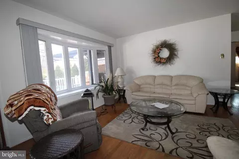 Living - 31 Northfield Rd, Newark, DE 19713 photo 2 of 13