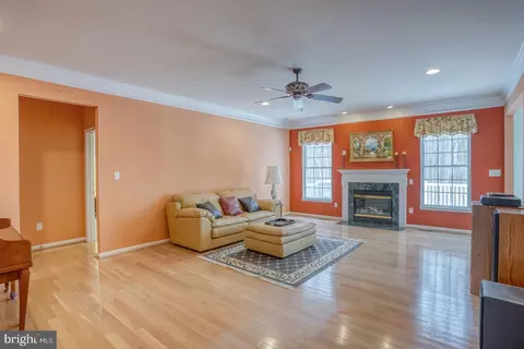 Living - 78 Springmill Dr, Middletown, DE 19709 photo 2 of 7