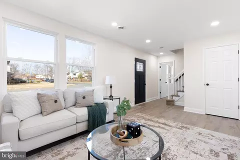 Living - 22 Noble Ct, Newark, DE 19713 photo 1 of 2