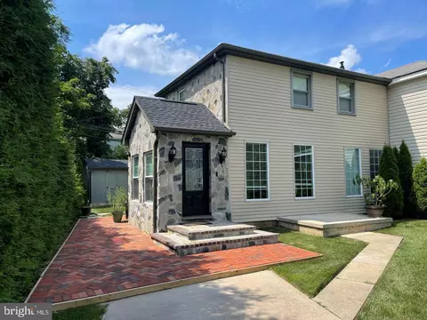 340 Delaware Cir, Newark, DE 19711