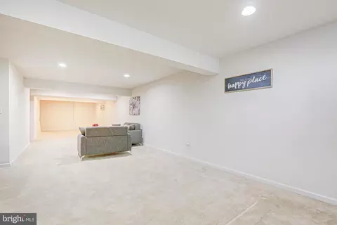 Living - 128 E General Grey Ct, Newark, DE 19702 photo 3 of 3