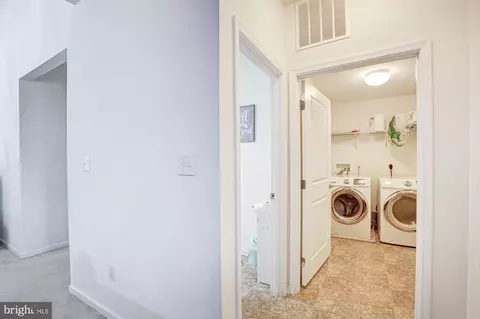 Entry Way - 128 E General Grey Ct, Newark, DE 19702 photo 9 of 16