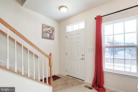 Entry Way - 128 E General Grey Ct, Newark, DE 19702 photo 3 of 16