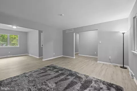 Living - 810 Devon Dr, Newark, DE 19711 photo 2 of 3