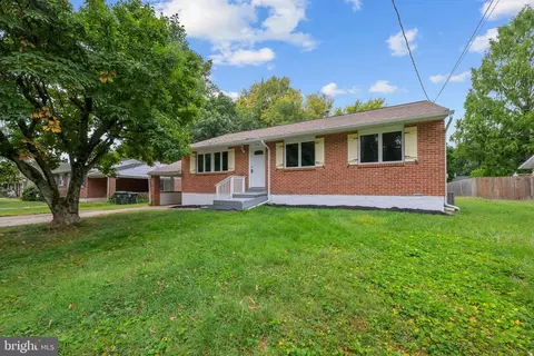 Exterior - 810 Devon Dr, Newark, DE 19711 photo 6 of 8