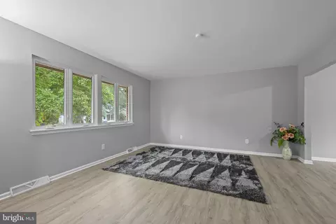 Living - 810 Devon Dr, Newark, DE 19711 photo 1 of 3