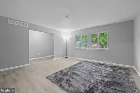 Living - 810 Devon Dr, Newark, DE 19711 photo 3 of 3