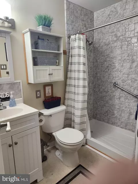 Bath - 110 Garrett Rd, Newark, DE 19713 photo 2 of 2