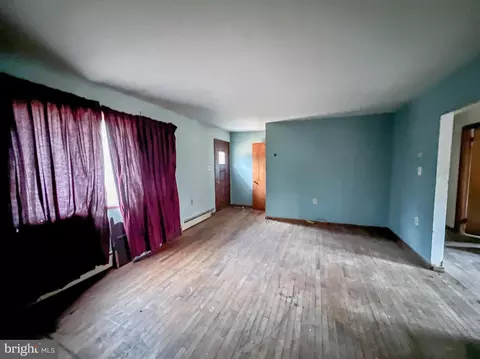 Living - 3144 Old County Rd, Newark, DE 19702 photo 1 of 3