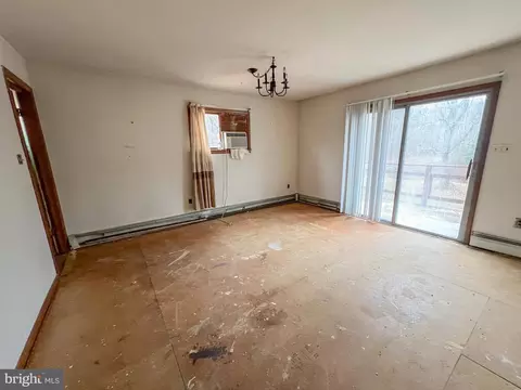 Living - 3144 Old County Rd, Newark, DE 19702 photo 3 of 3
