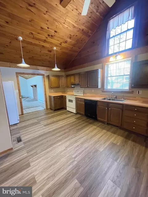 Kitchen - 6064 Summit Bridge Rd, Townsend, DE 19734 photo 3 of 5