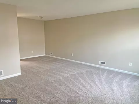 Living - 8 Warren Pl, Newark, DE 19702 photo 1 of 6
