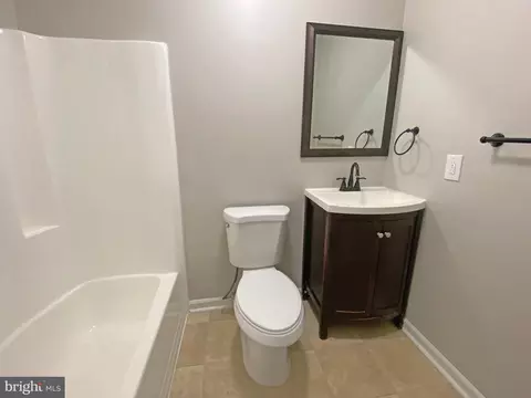 Bath - 8 Warren Pl, Newark, DE 19702 photo 3 of 3