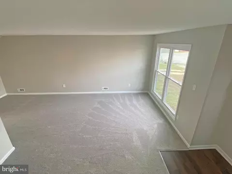 Living - 8 Warren Pl, Newark, DE 19702 photo 2 of 6