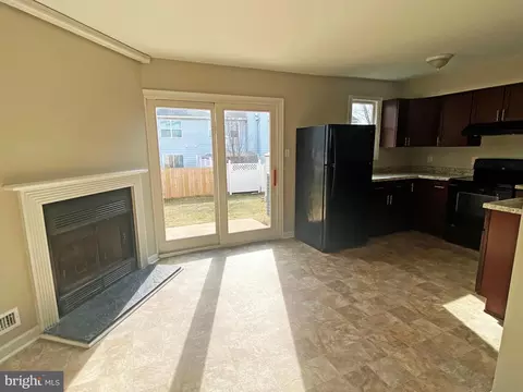 Living - 8 Warren Pl, Newark, DE 19702 photo 4 of 6