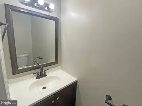 Bath - 8 Warren Pl, Newark, DE 19702 photo 1 of 3