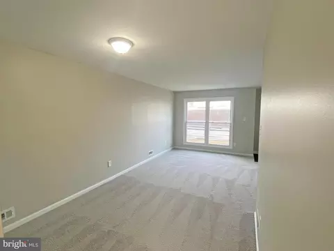 Living - 8 Warren Pl, Newark, DE 19702 photo 3 of 6