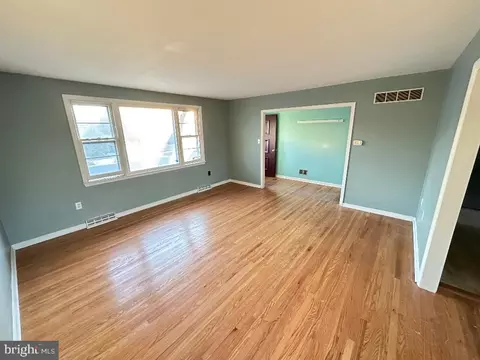 Living - 1126 Ralph Rd, Newark, DE 19713 photo 2 of 5